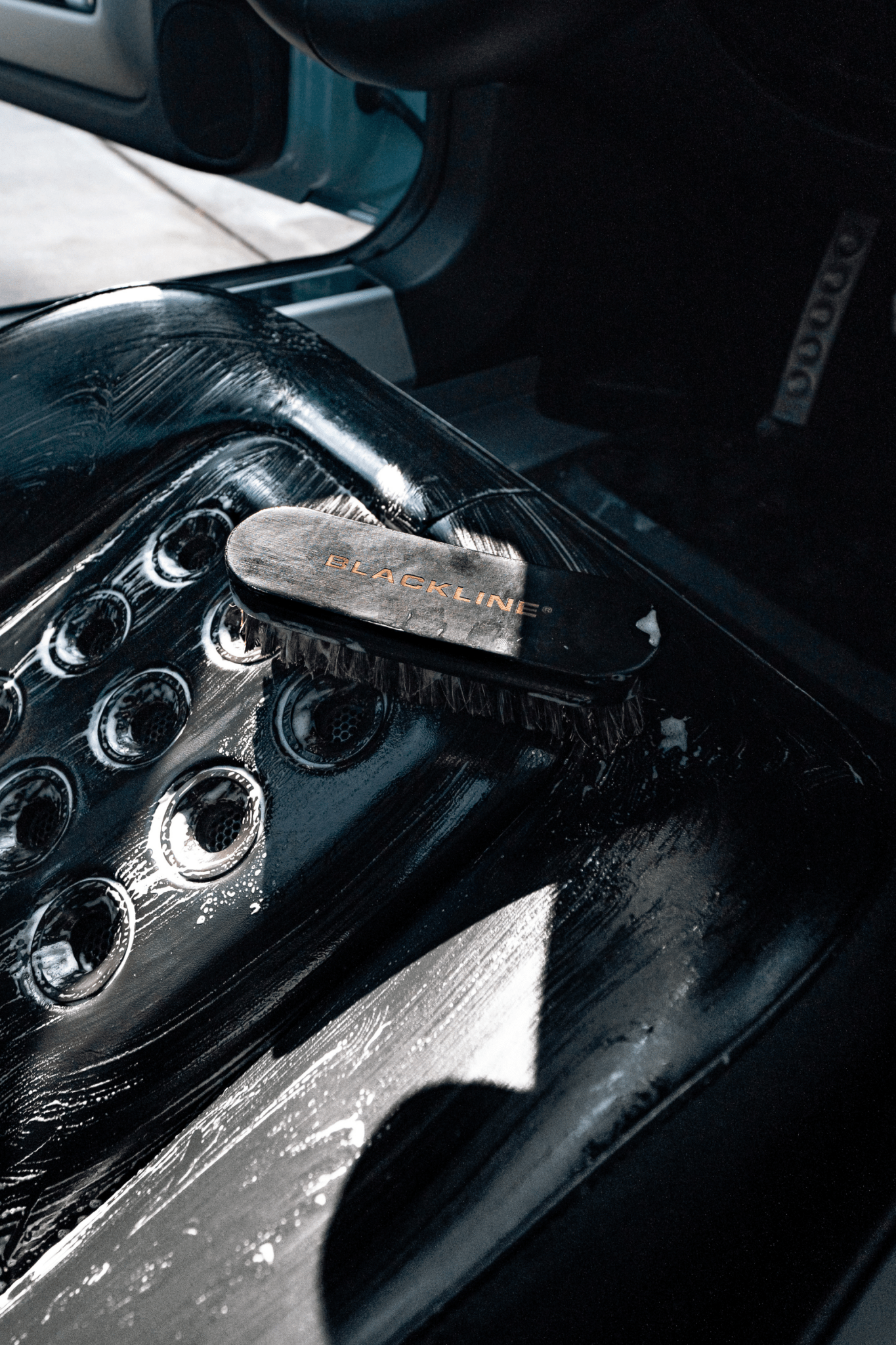 BLACKLINE® LEATHER BRUSH